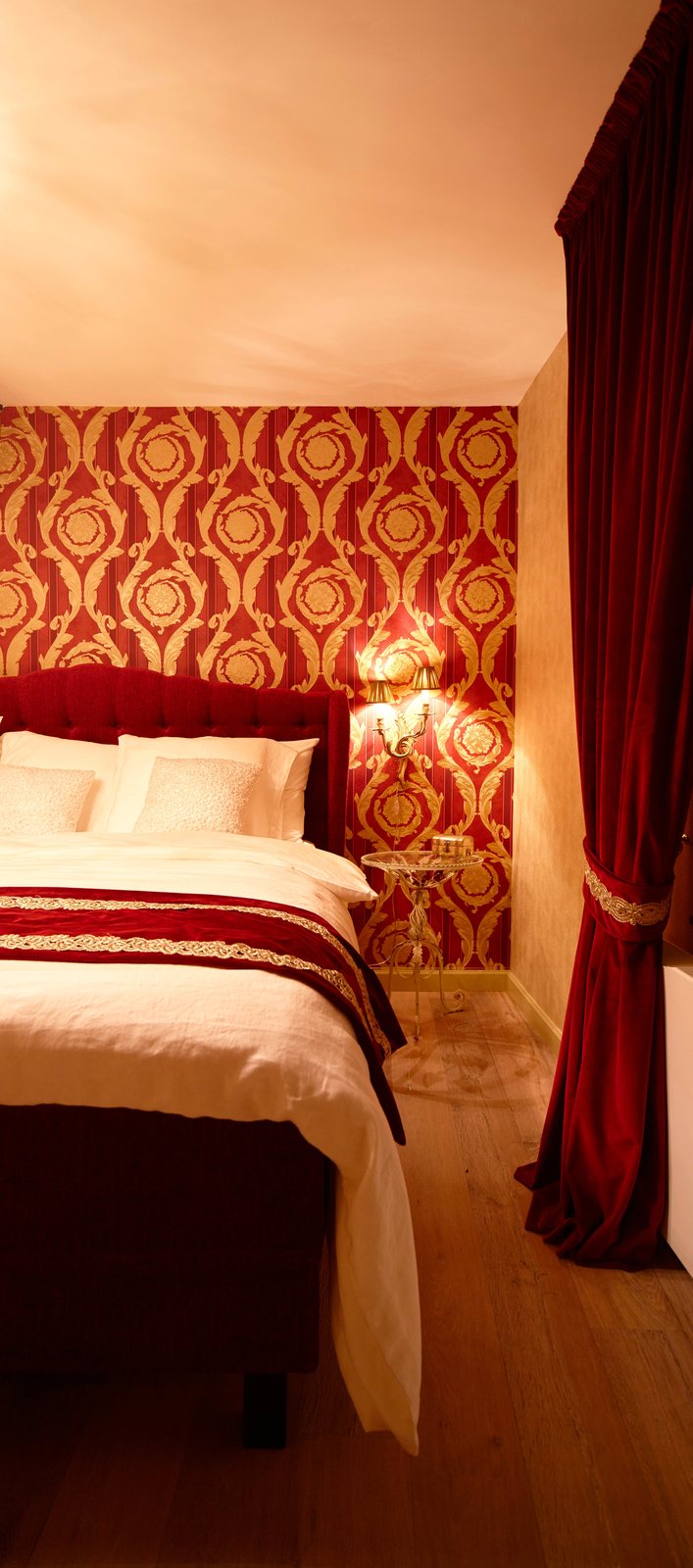 The red and gold bed